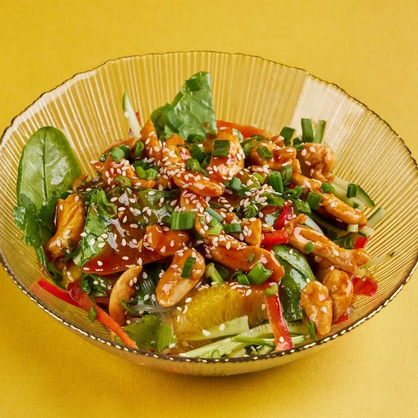 Yannem souslu toyuq və funçoza salatı